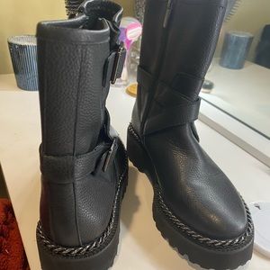 Black winter boots